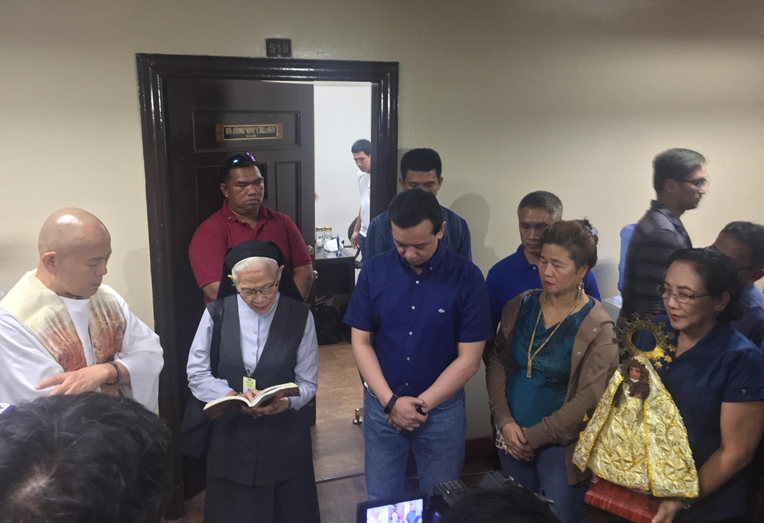 Here’s another photo of Trillanes in the throes of prayer just for laughs…