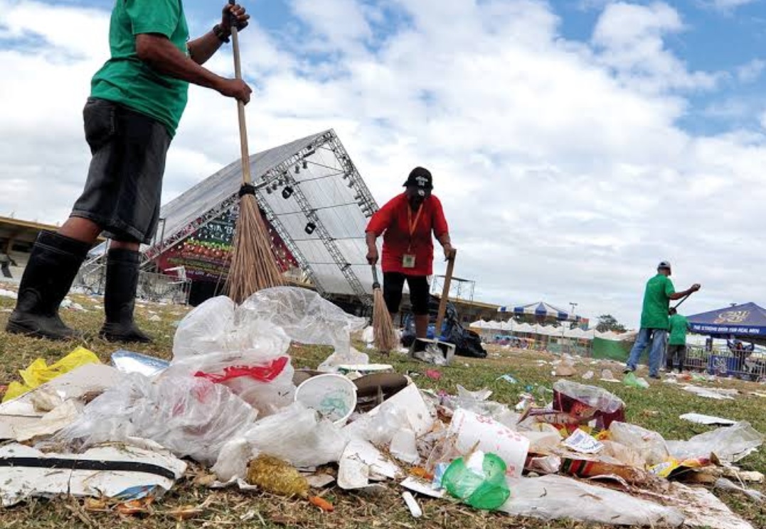 Tradition of slobbery in Philippine public places mars Christmas 2018. Again.