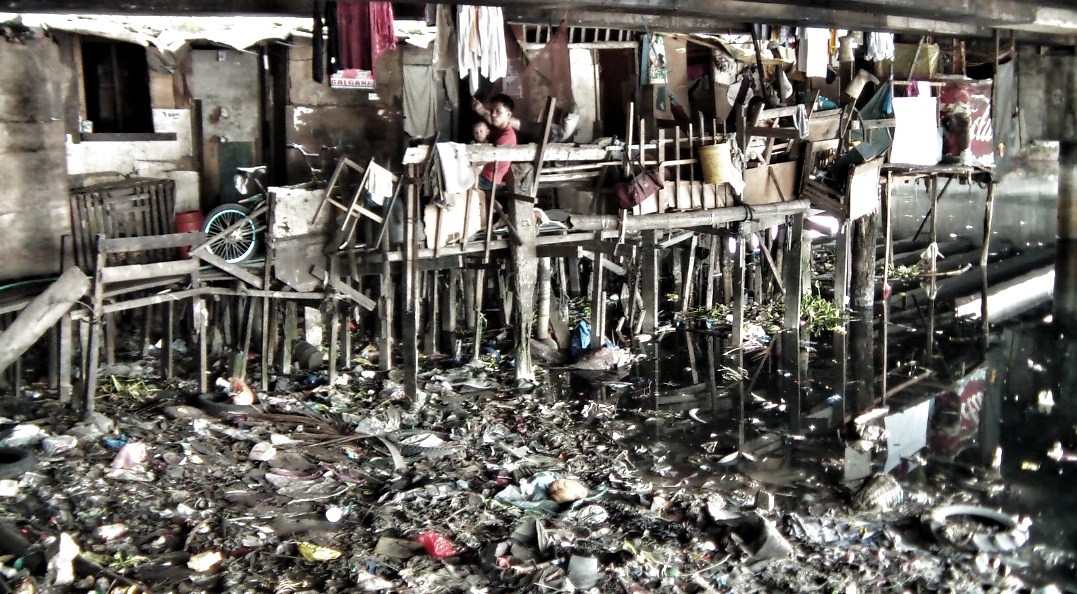 In order to keep Manila Bay clean, Manila’s squatter infestation needs to be eradicated